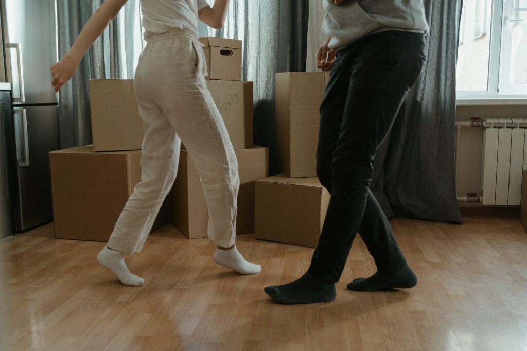 Menschen in Wohnung tanzen fröhlich Mietnomaden - ein Alptraum für jeden Vermieter
