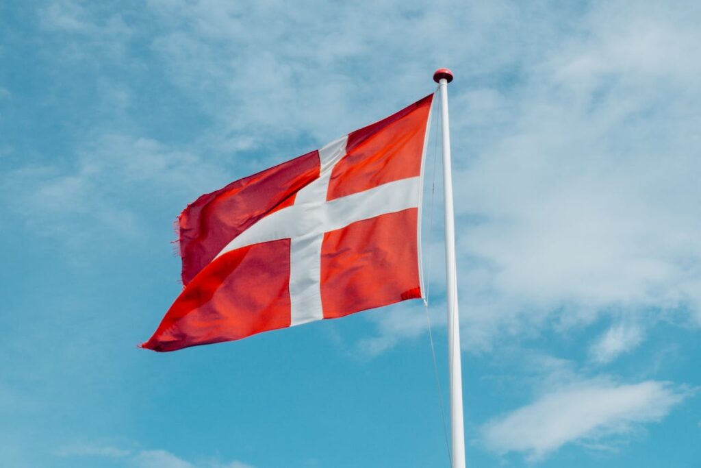 Flagge von Dänemark weht im Wind In Dänemark studieren Vor- und Nachteile